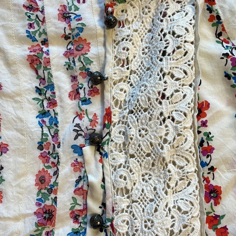 Maeve Anthropologie Hiver Floral Peasant Blouse Crochet Pleated Buttons Size 10 - Picture 13 of 16
